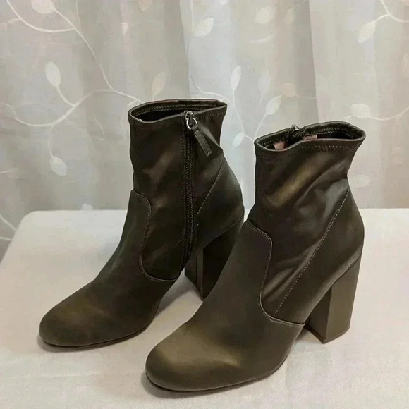 Steve Madden Olive Color Satin Look/Feel Ankle Boots, Size 8.5 - Picture 3 of 6